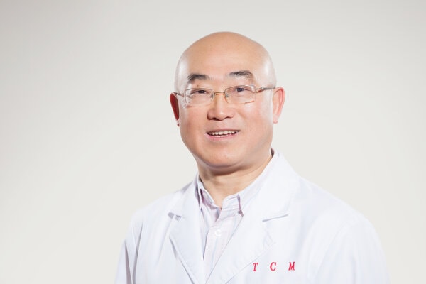 Porträt von Prof. Jie Xu, stellvertretender medizinischer Leiter bei TCM Ming Dao