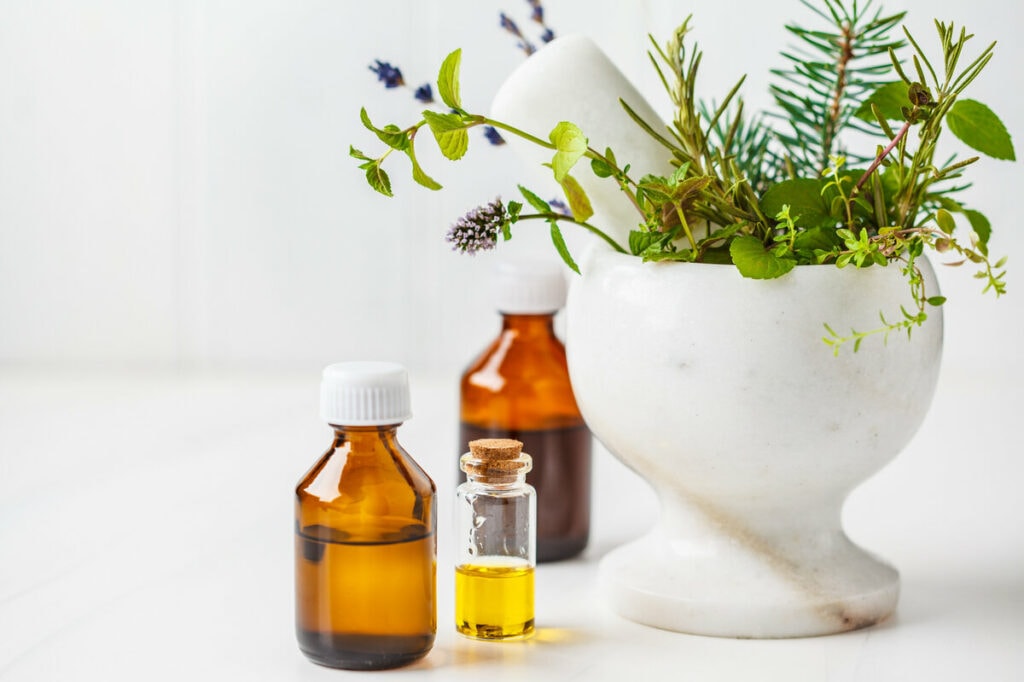 Patient genießt ein warmes Heilbad mit speziellen Kräuteraufgüssen zur Linderung von Gelenkschmerzen und Förderung des Qi-Flusses.
