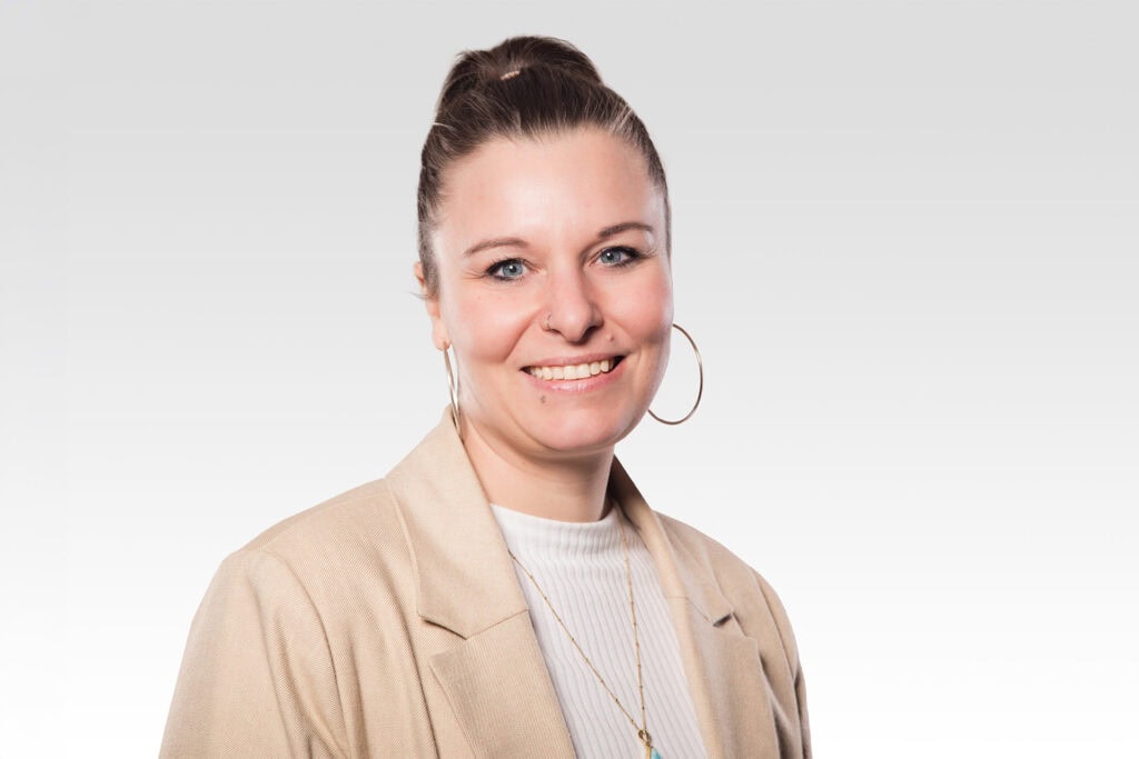 Porträt von Jenny Zeyda, zuständig für das TCM-Sekretariat bei TCM Ming Dao